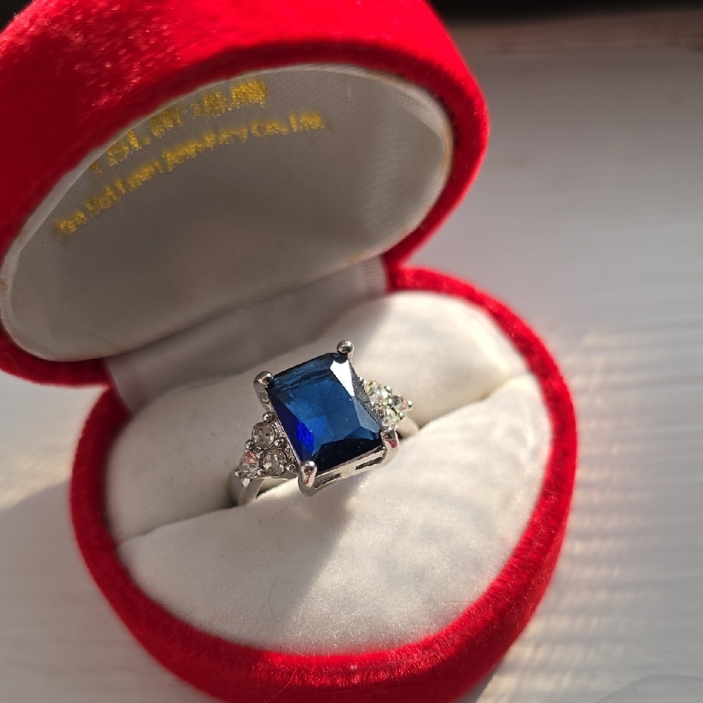 Elegant Silver and Dark Blue Gemstone Ring